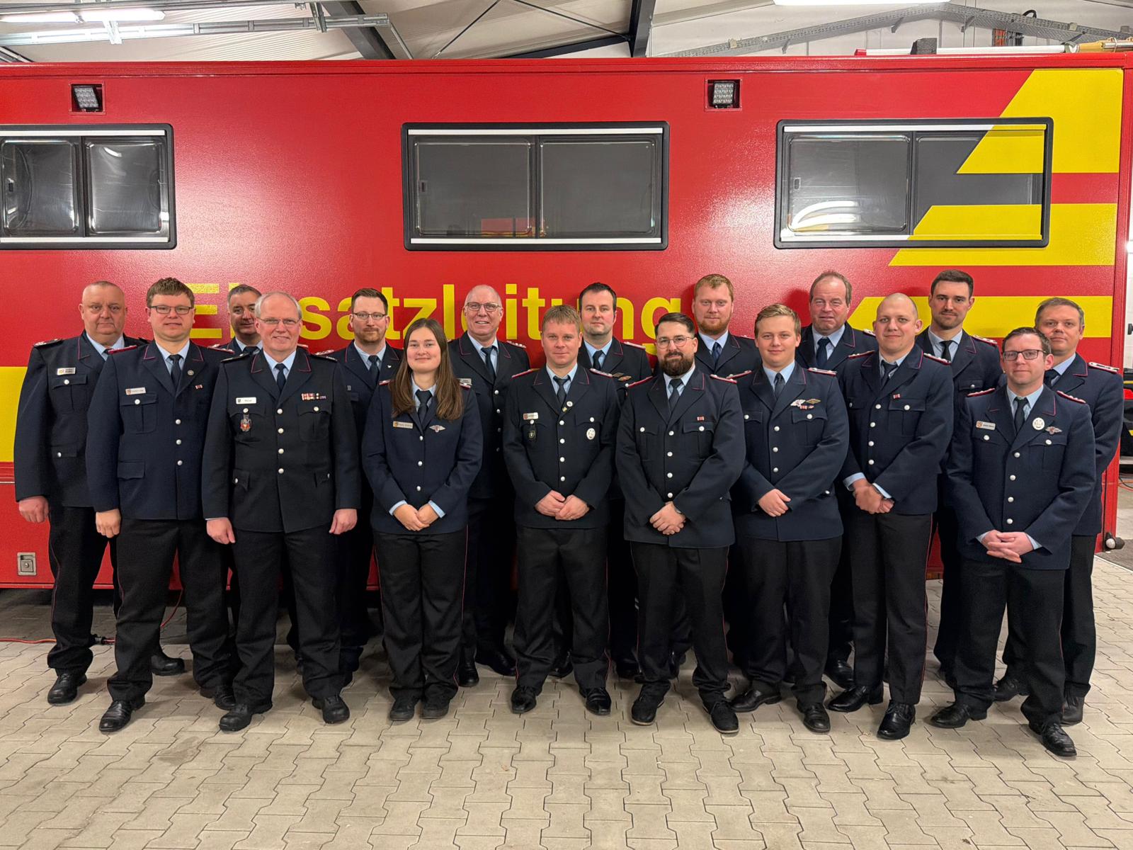 Gruppenfoto vor dem ELW 2